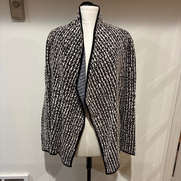 Black and White Sweater - Picture 1 of 3